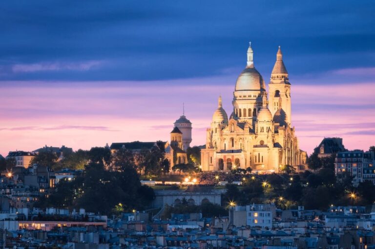 Photo de la Basilique du Sacré-Cœur éclairée au crépuscule