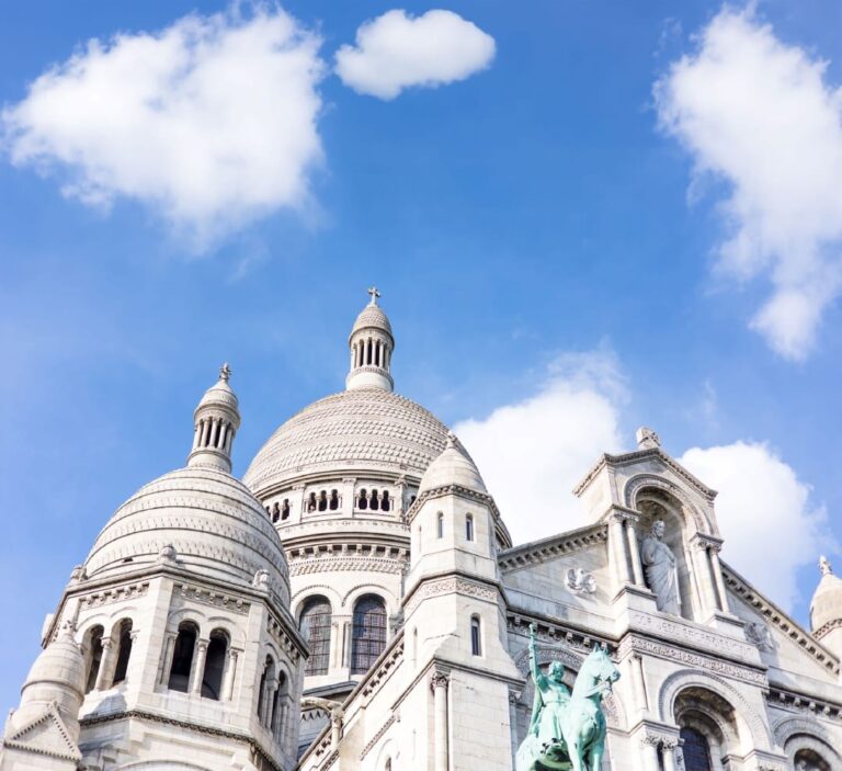Photo de la Basilique du Sacré-Cœur en contre plongé