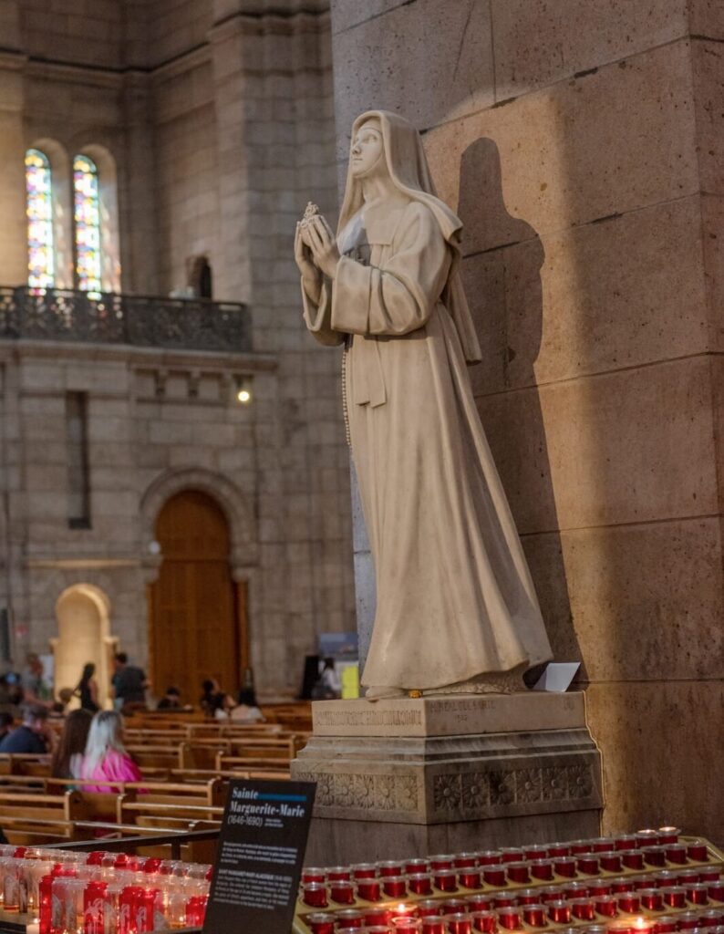 Statues de sainte à l'entrée de la Basilique du Sacré coeur