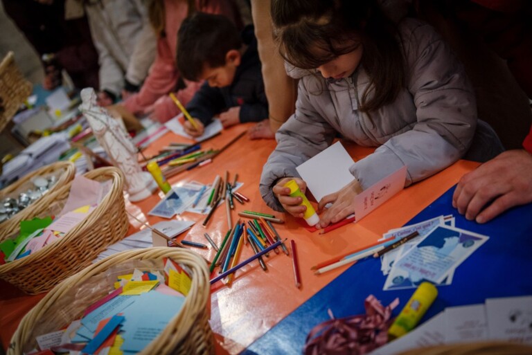 Enfants faisant du coloriage et collage