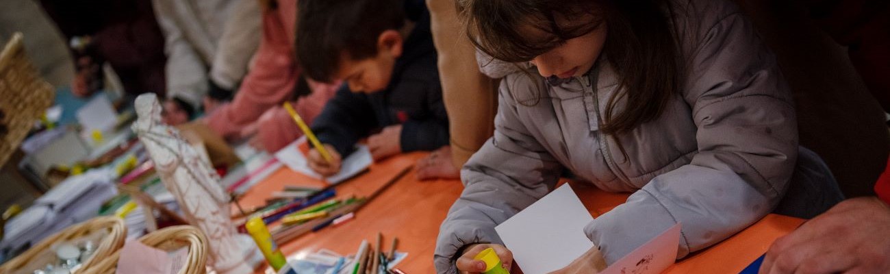 Enfants faisant du coloriage et collage