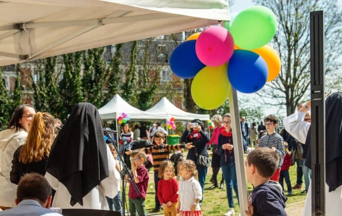 Temps festif lors de la montée des familles avec les enfants, des ballons et de la musique