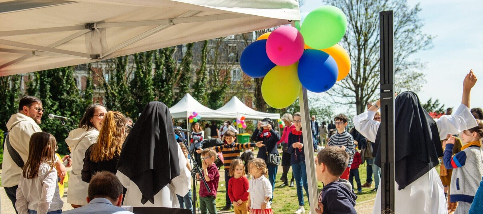 Temps festif lors de la montée des familles avec les enfants, des ballons et de la musique