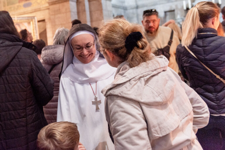 Soeur bénédictine avec des visiteurs