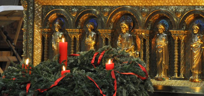 Couronne de l'Avent devant l'autel