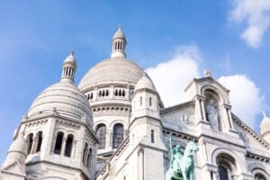 Photo de la Basilique du Sacré-Cœur en contre plongé