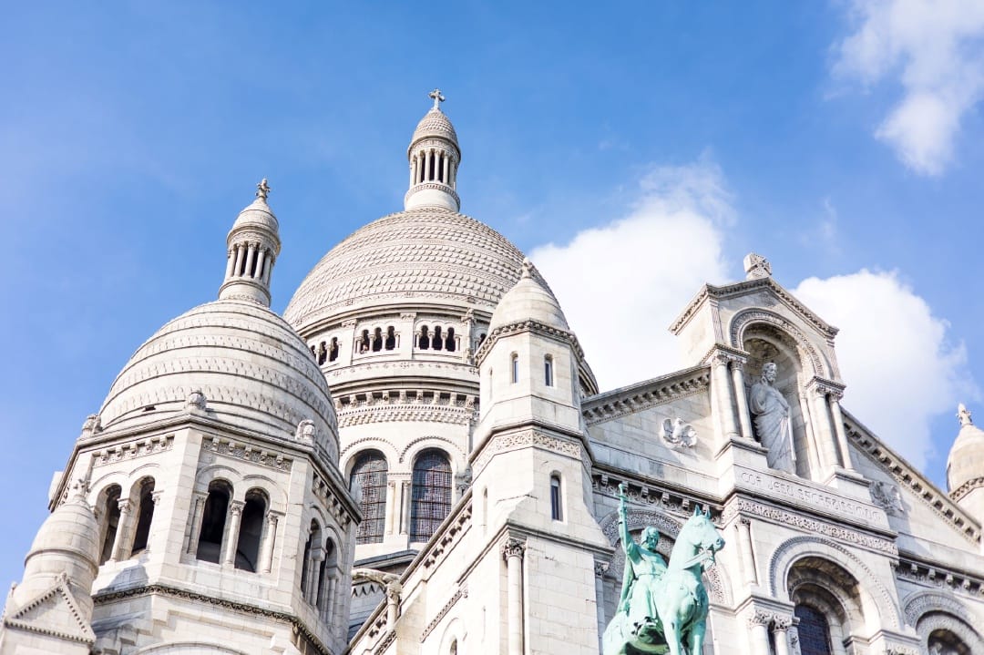 Photo de la Basilique du Sacré-Cœur en contre plongé