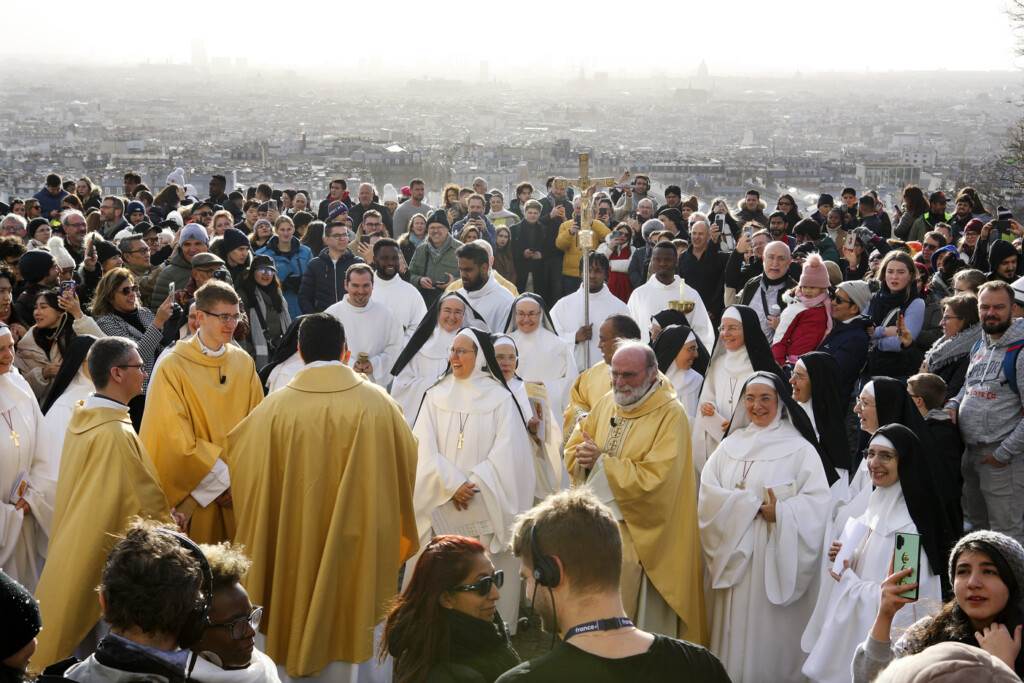 Sortie sur le parvis de la basilique le 31 décembre 2023