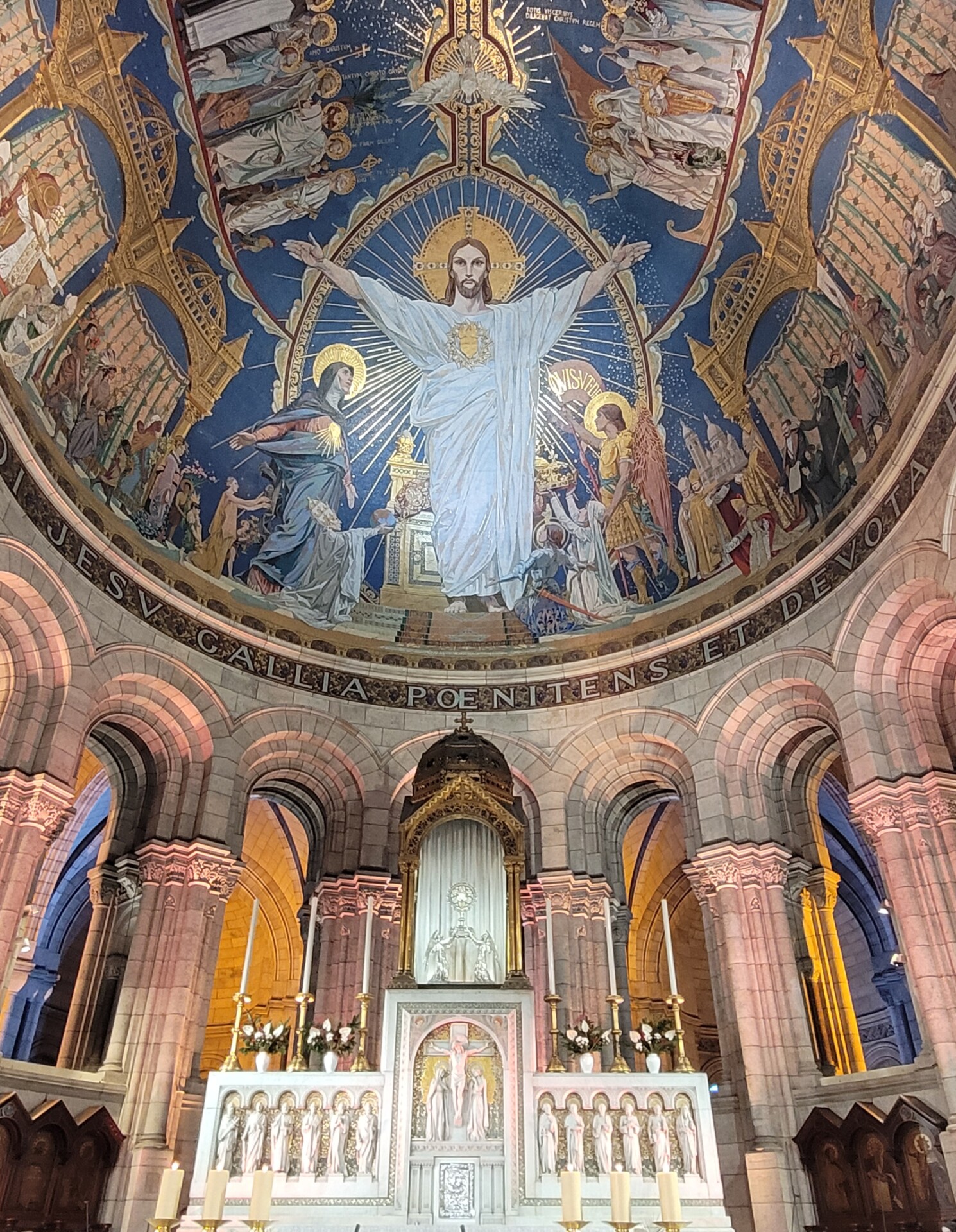 Le Chœur de la basilique tout en lumière