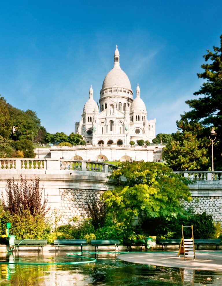 Photo de la Basilique du Sacré Cœur prise depuis un jardin d'enfant