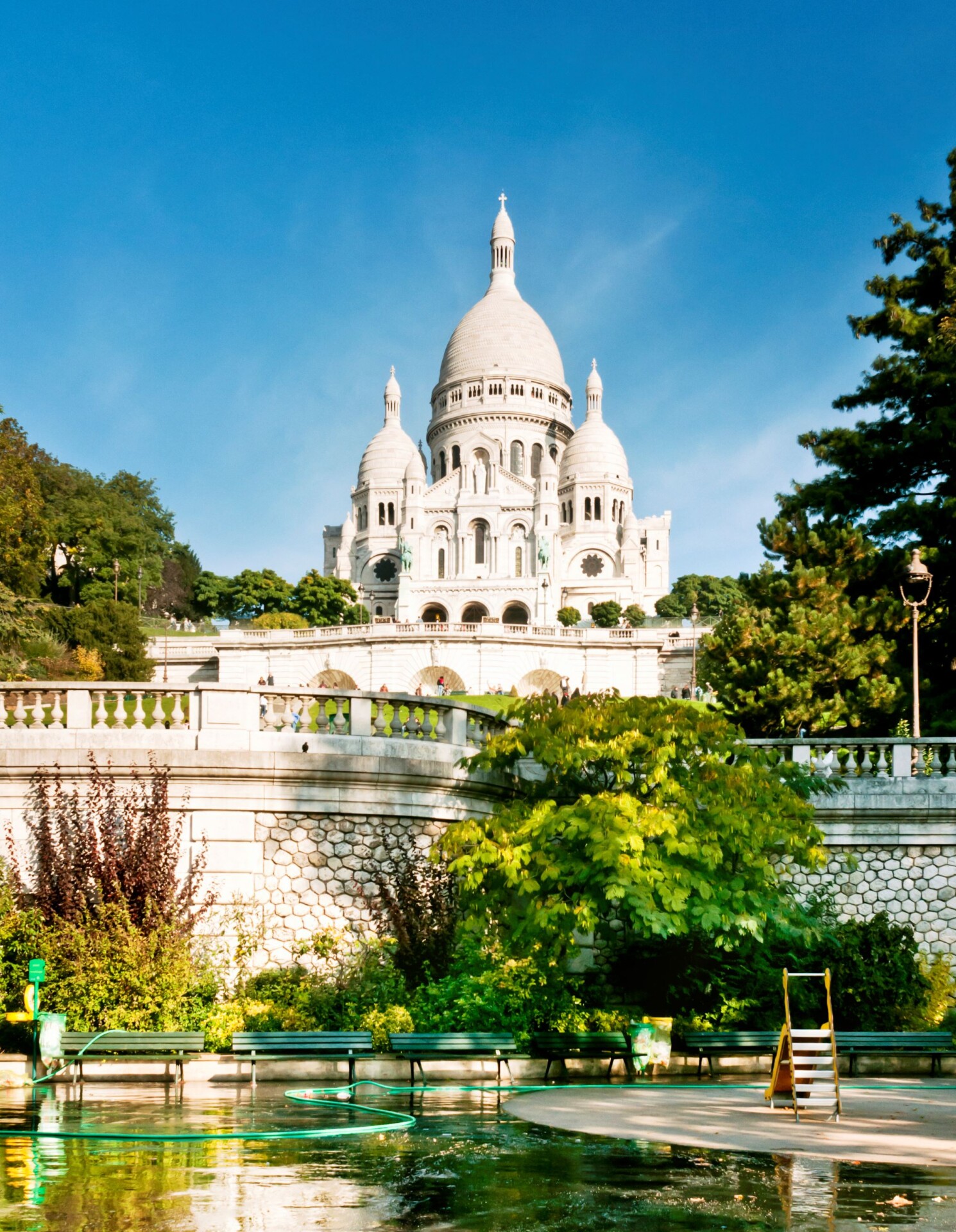 Photo de la Basilique du Sacré Cœur prise depuis un jardin d'enfant