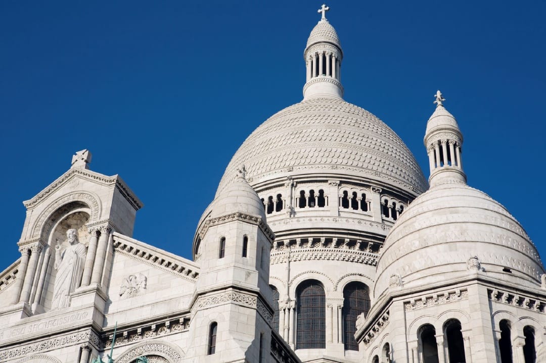 Photo de la Basilique du Sacré-Cœur en contre plongé